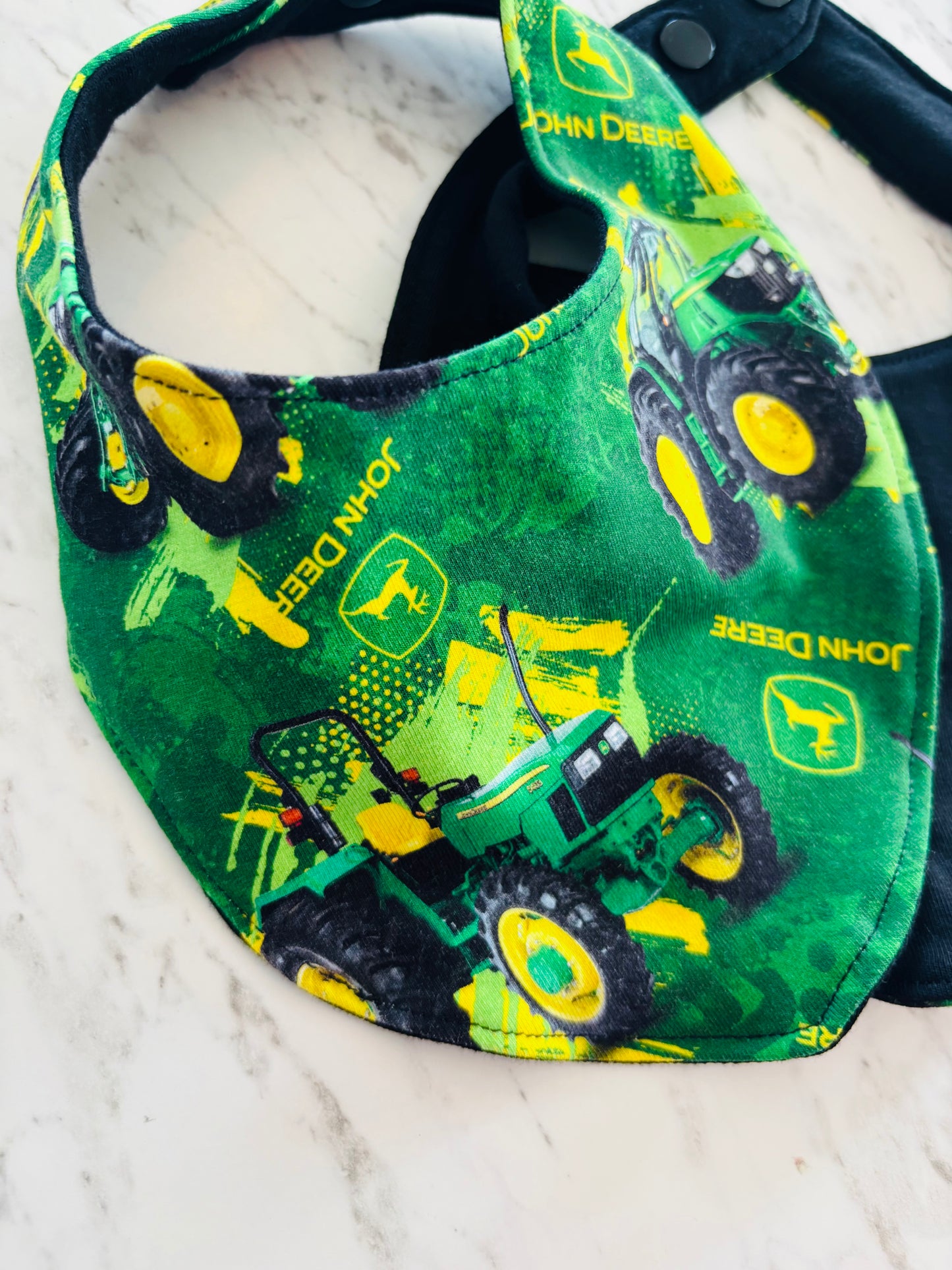 Bavoir tracteur vert
