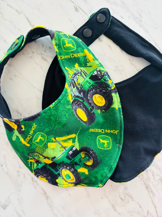 Bavoir tracteur vert