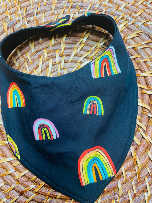 Bavoir arc-en-ciel fluo