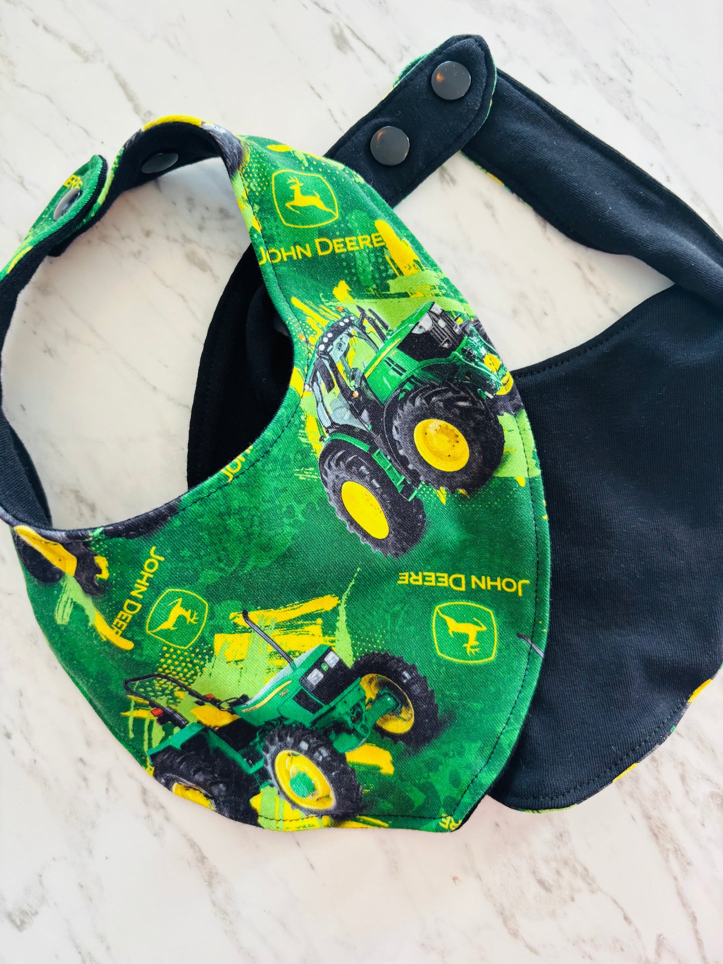 Bavoir tracteur vert